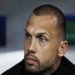 Ajax sorprende e rescinde il contratto con l'allenatore Heitinga