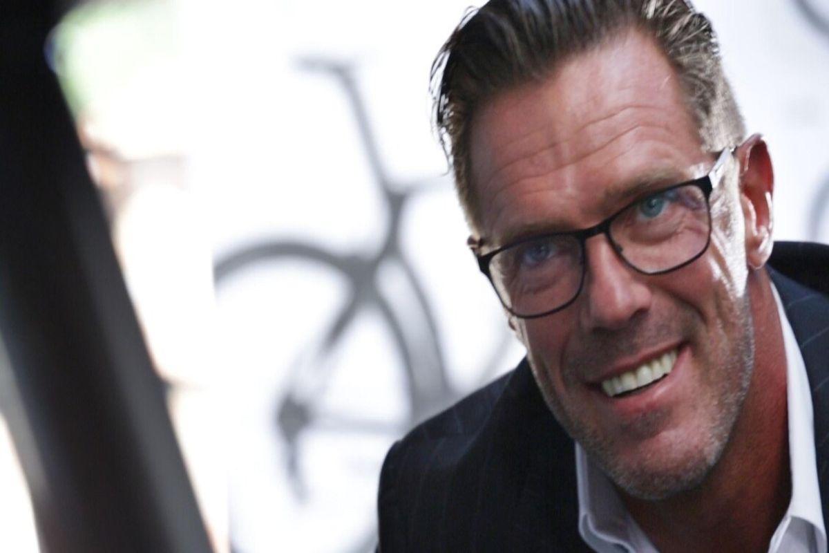 Cipollini torna in pista dopo l'operazione ad Ancona: la sua determinazione non conosce limiti