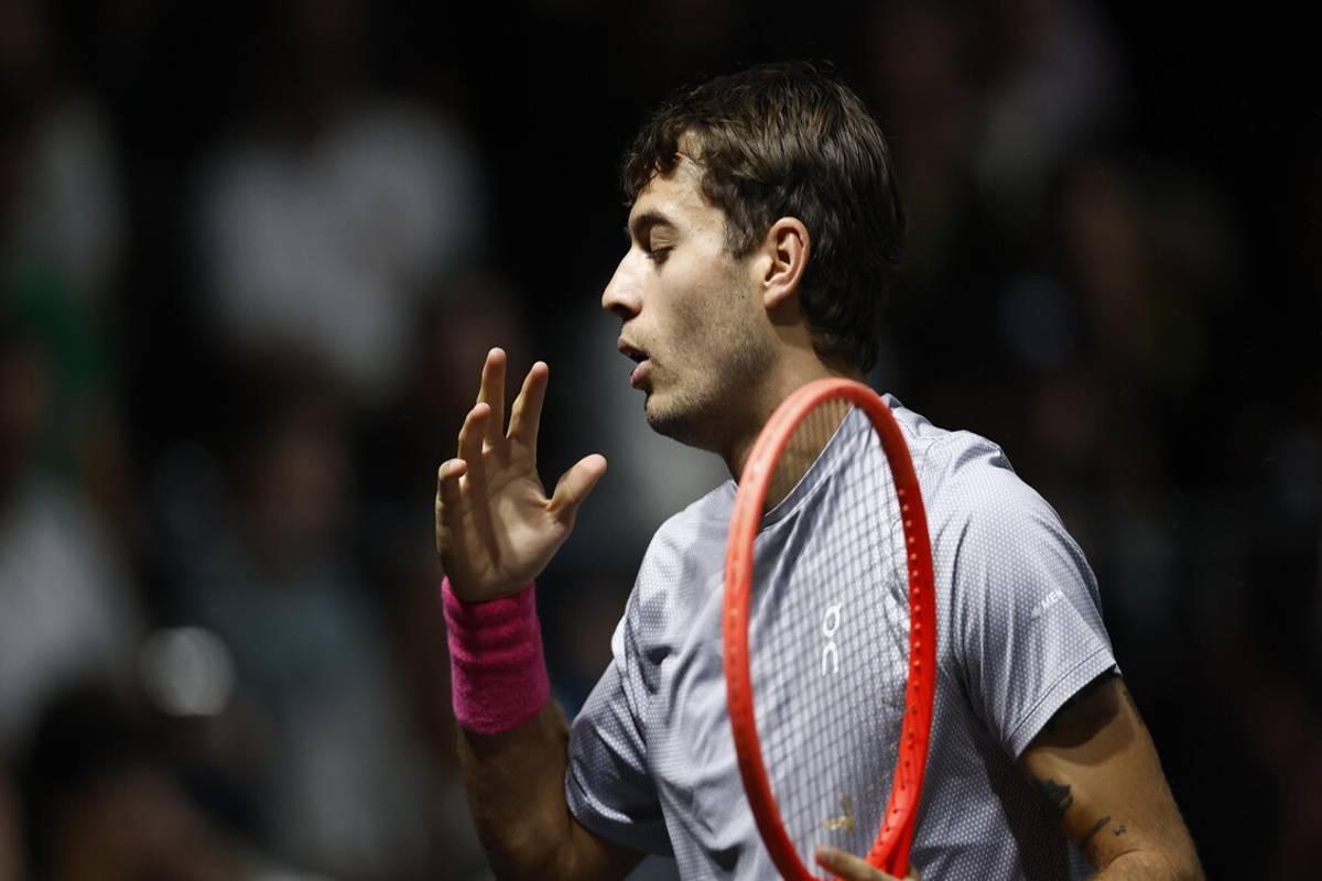 Coppa Davis: Cobolli e Misolic dominano nel secondo set, l'azzurro in vantaggio 6-1 nel primo