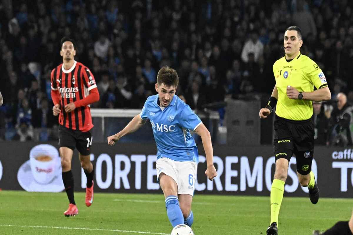 Gilmour infortunato: il Napoli affronta una nuova sfida con l'operazione per la pubalgia