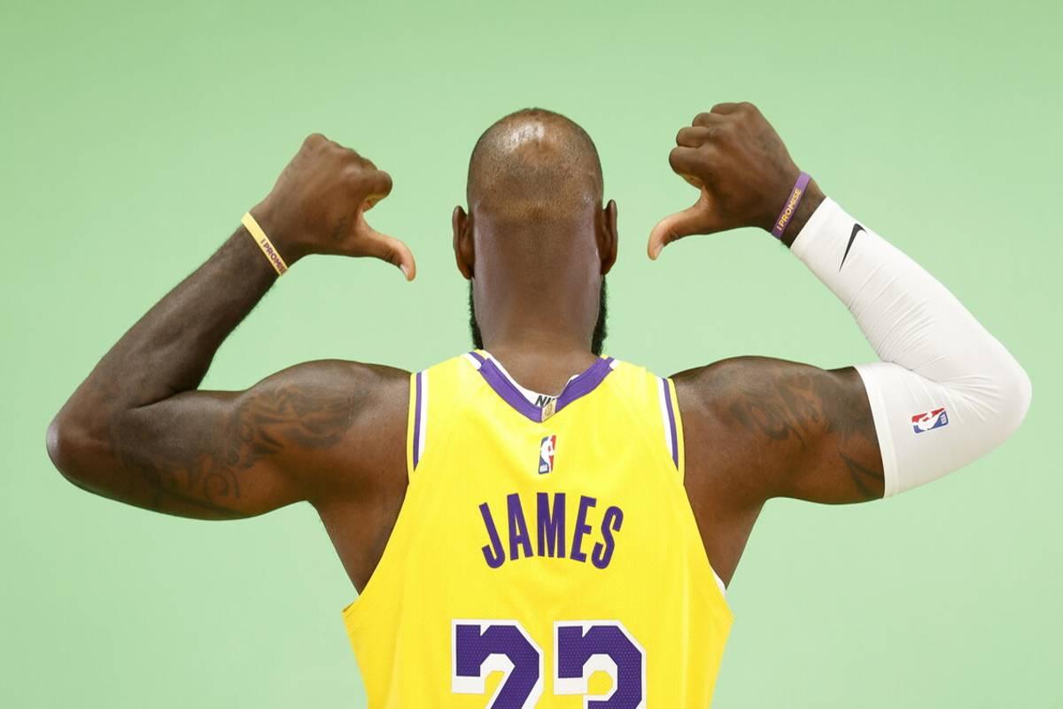 LeBron festeggia il 23° anno in NBA con un trionfale rientro e una grande festa