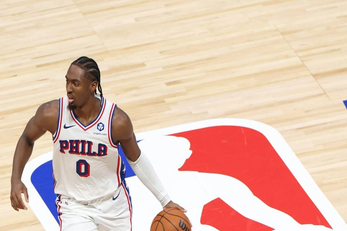 Maxey incanta con 54 punti e travolge i Bucks, Spurs vincono anche senza Wemby