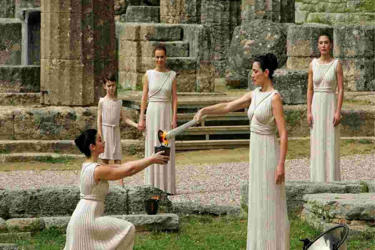 Milano-Cortina: la cerimonia della fiamma si svolge al chiuso a causa della pioggia