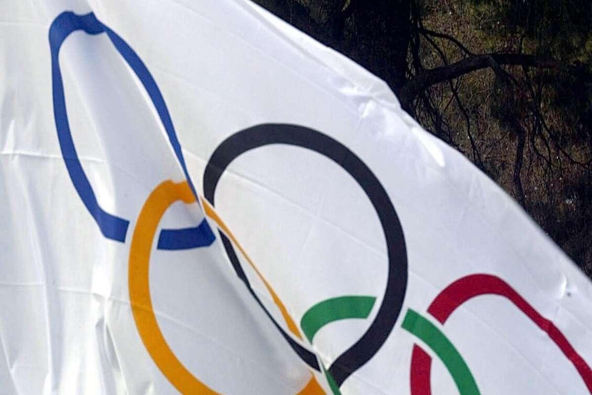 Milano-Cortina: l'attesa di Fiamma sotto la pioggia per un'Olimpia indomita