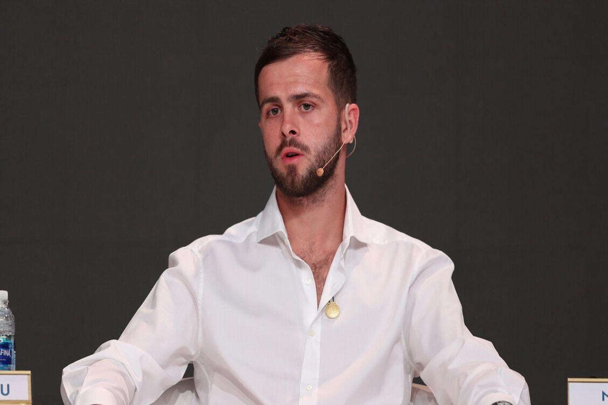 Pjanic fa visita alla Continassa: un incontro inaspettato per la Juve