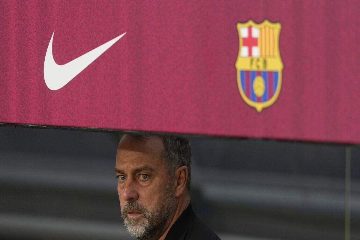 Raphinha consola un affranto Flick dopo la vittoria del Barcellona