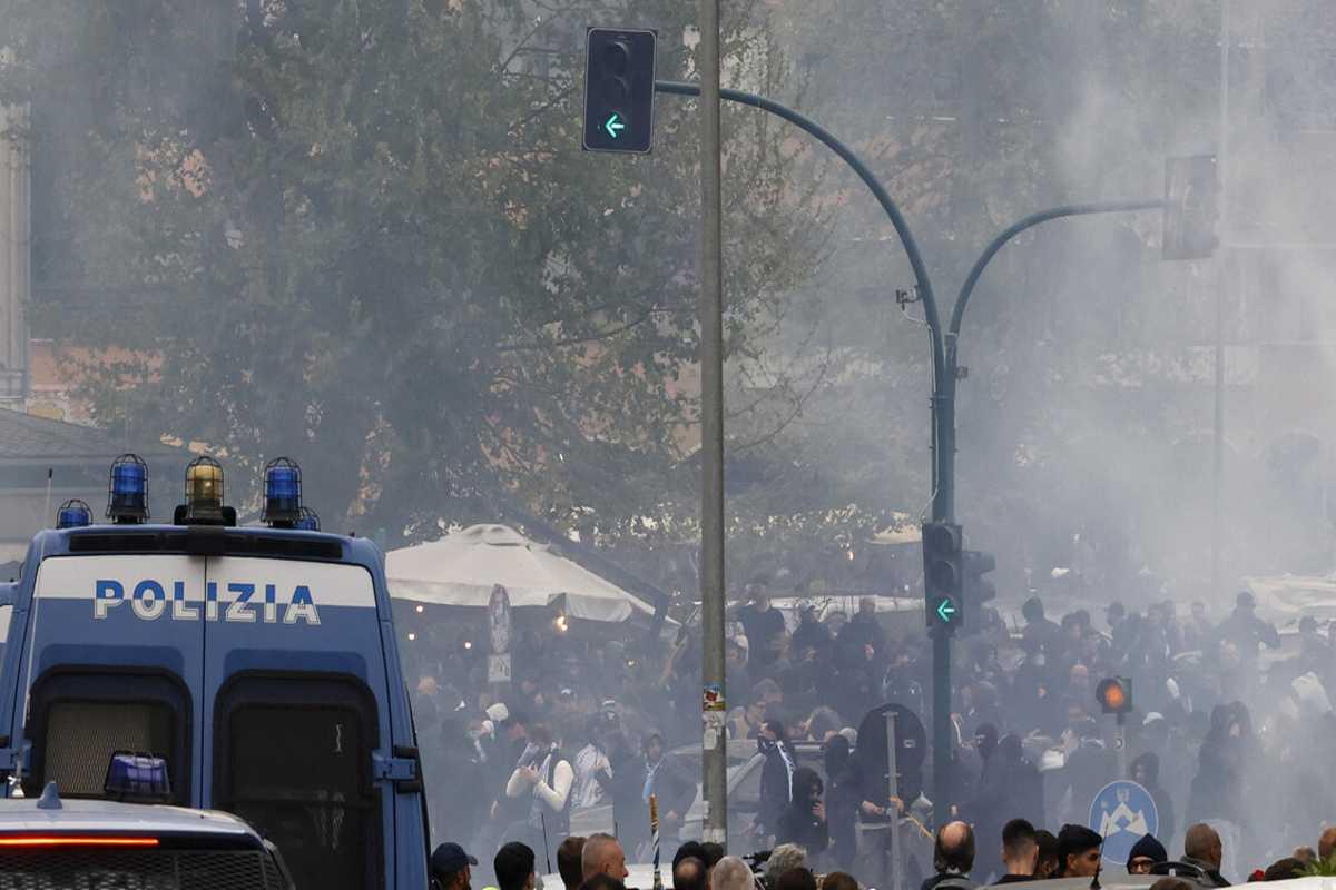 Scontri tra ultras e forze dell'ordine: il caos fuori dallo stadio di Udine