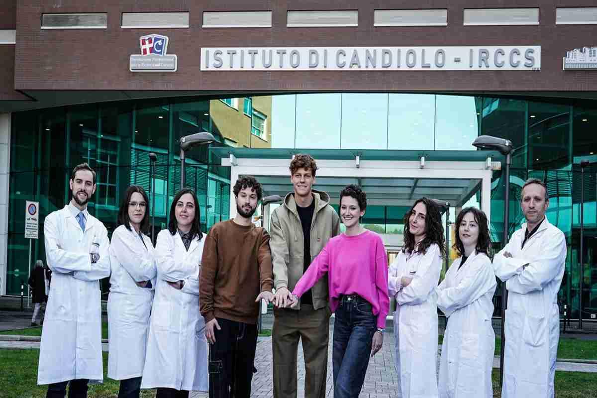 Sinner scende in campo: un ace per la lotta contro il cancro