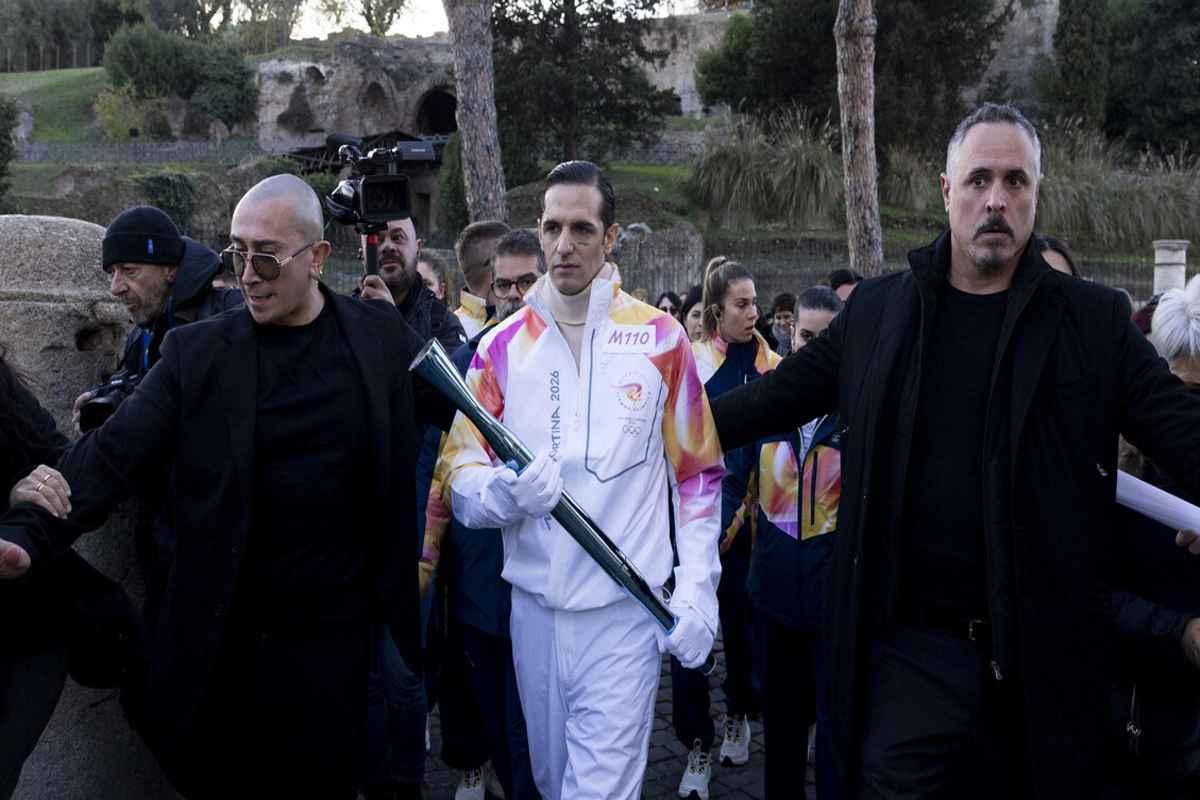 Achille Lauro accende la folla al Colosseo come tedoforo di Milano Cortina