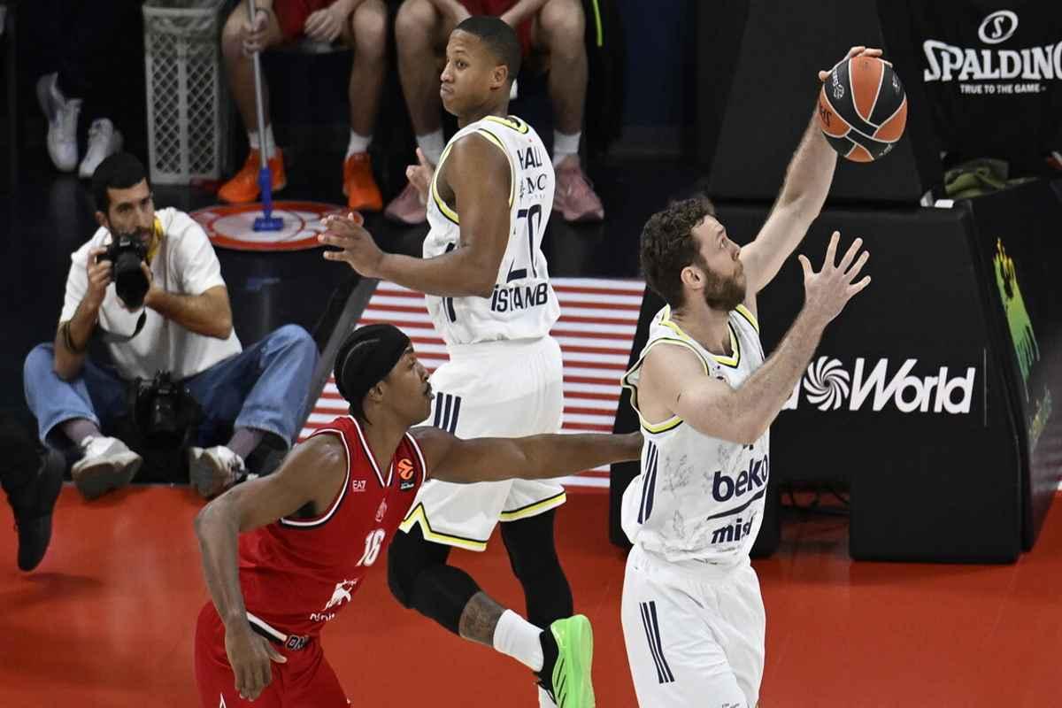 Eurolega: Fenerbahce trionfa contro EA7 Milano in una sfida avvincente