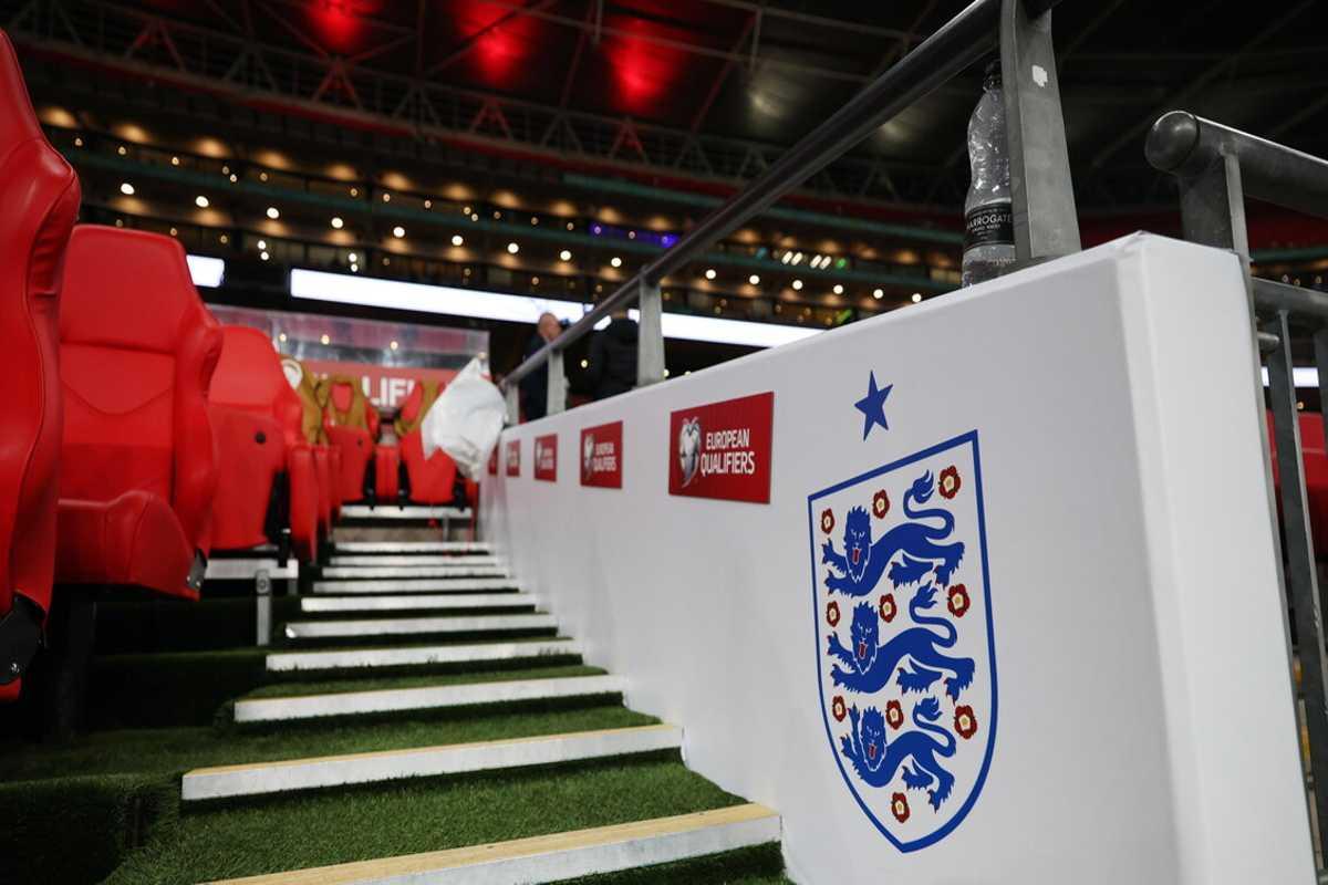 Ex nazionale inglese in manette: accuse di stupro scuotono il mondo del calcio