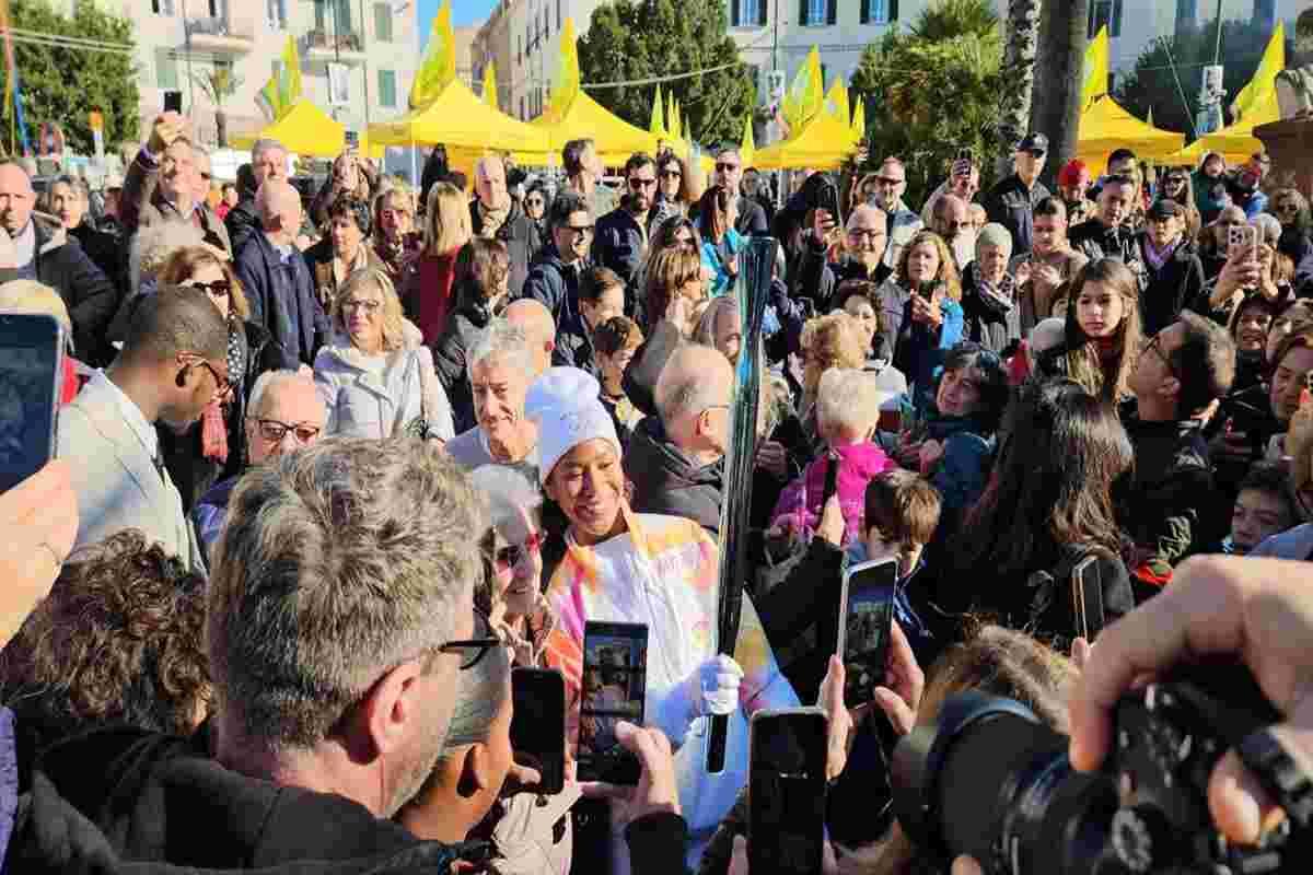 La fiamma olimpica accende Olbia: Melissa Satta porta la magia di Milano Cortina in Sardegna