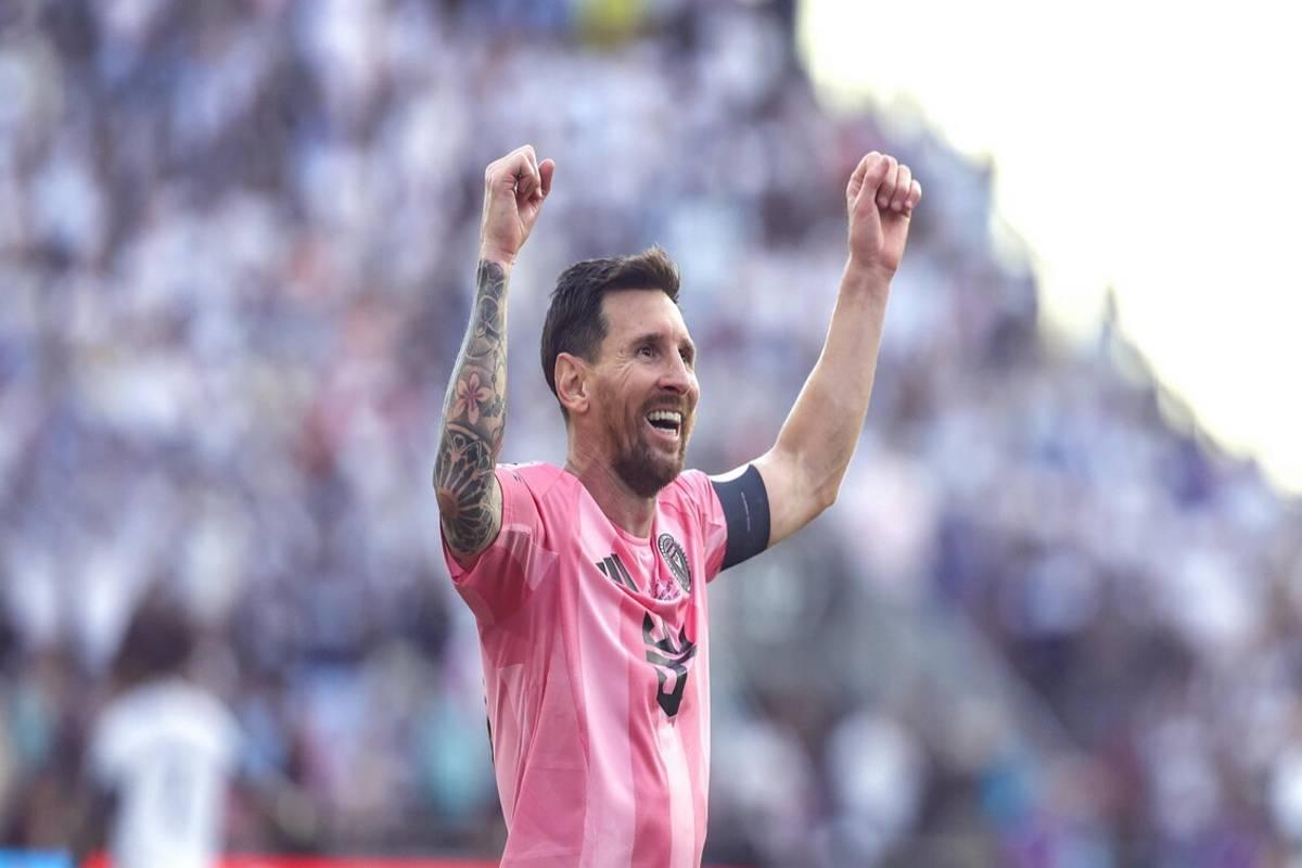 Messi svela a Calcutta una maestosa statua di 21 metri in suo onore