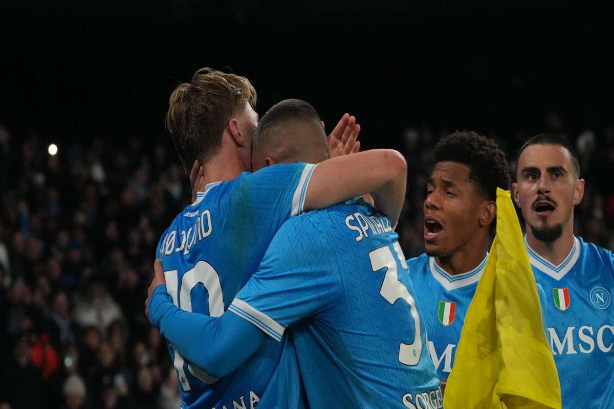 Napoli in vetta dopo la sconfitta della Juve, la Roma inciampa a Cagliari