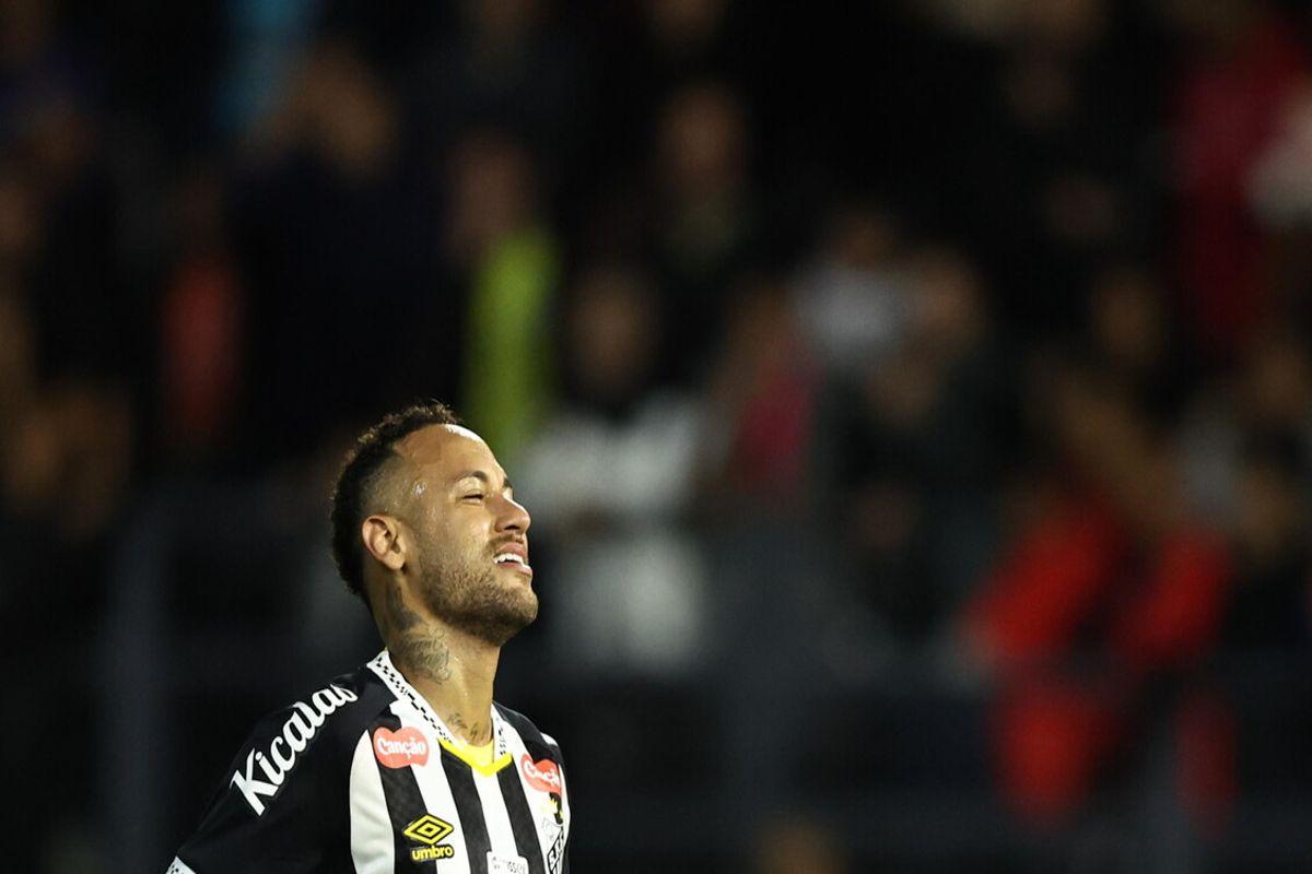 Neymar torna in campo: intervento al ginocchio sinistro concluso con successo