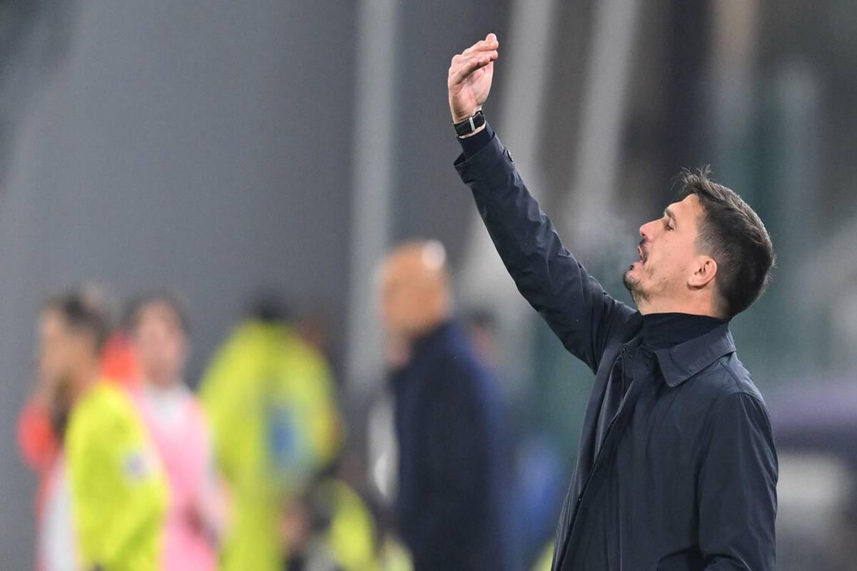 Roma in dieci cade a Cagliari, mentre la Cremonese continua a vincere