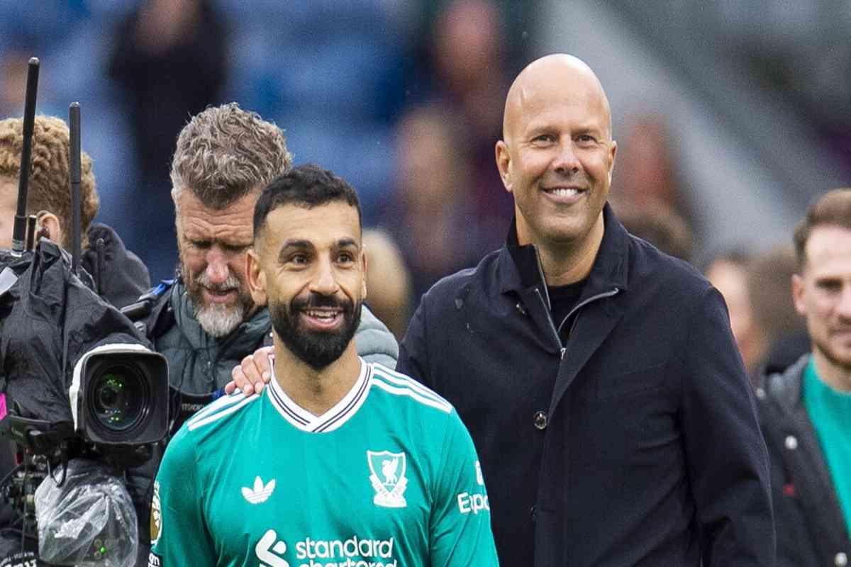 Salah in bilico: il mister Slot svela la strategia per il suo impiego nel Liverpool