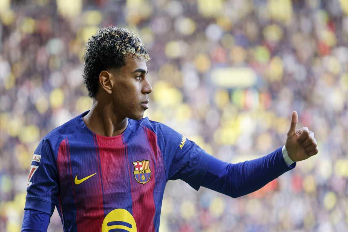 Yamal si diverte a Dubai: giochi in spiaggia con i ragazzi del posto