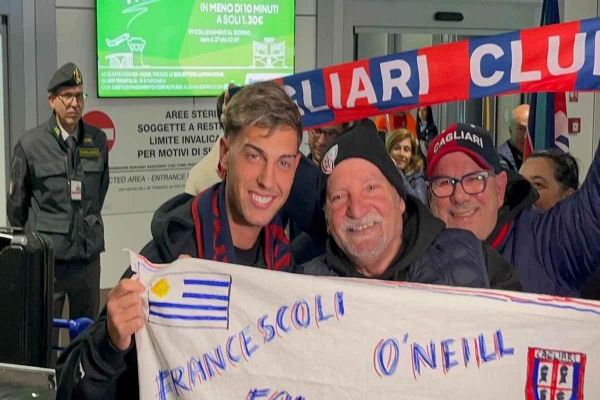 Cagliari accoglie con entusiasmo il giovane talento uruguaiano Albarracin all'aeroporto