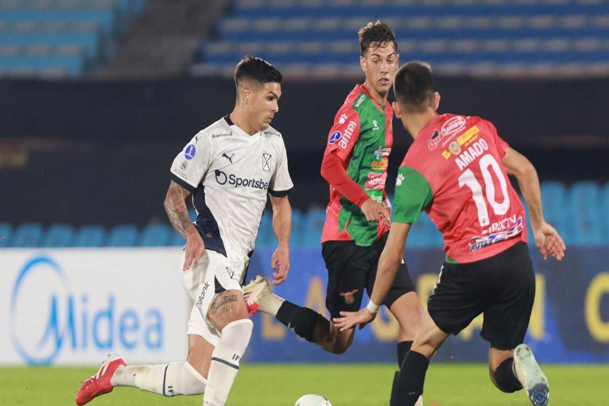 Cagliari accoglie l'uruguaiano Albarracin: un nuovo attaccante per la squadra!