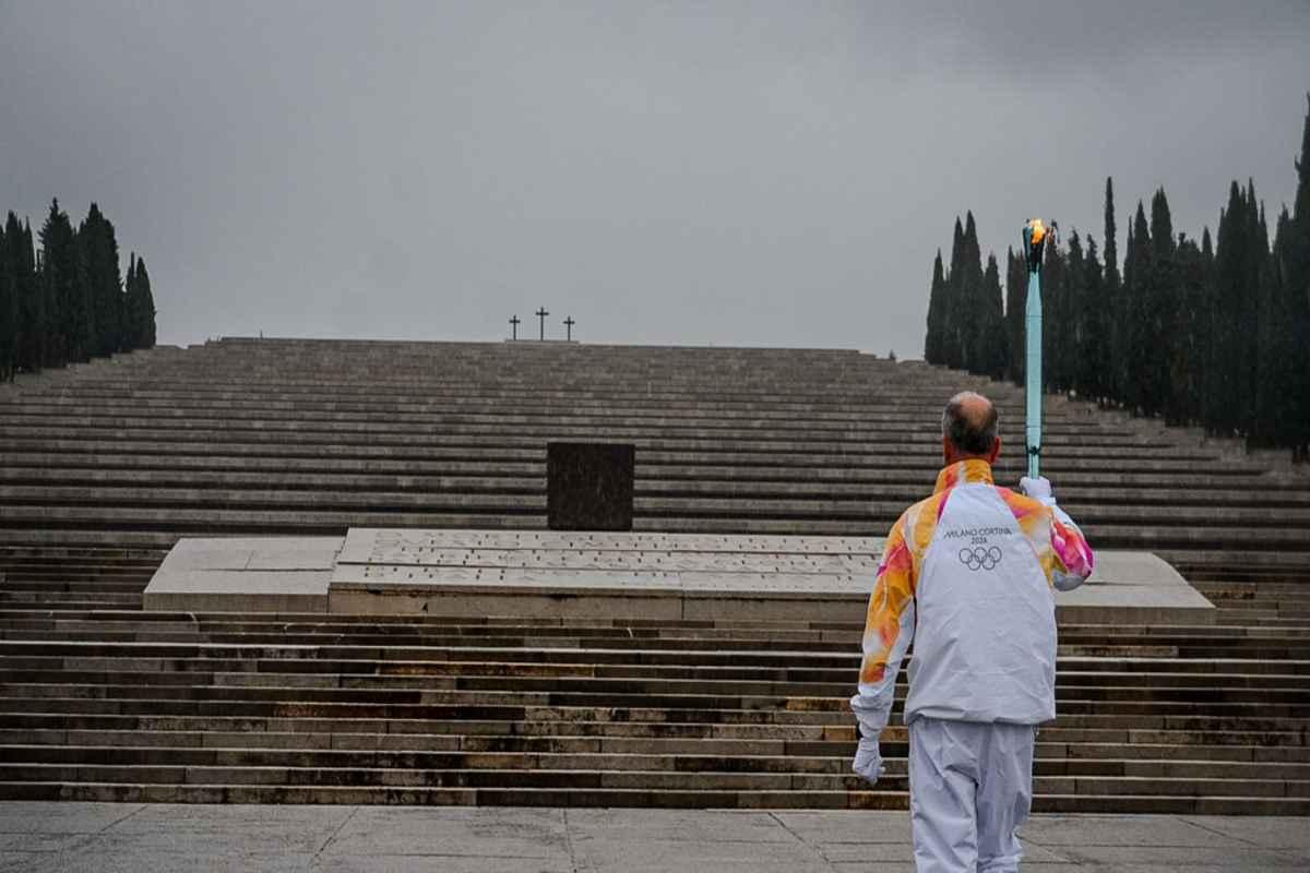 La Fiamma olimpica illumina il Sacrario militare di Redipuglia a Milano Cortina