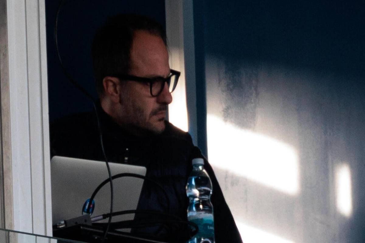 Pisa in crisi: confronto tra dirigenza e Gilardino mentre la squadra è in attesa nello spogliatoio