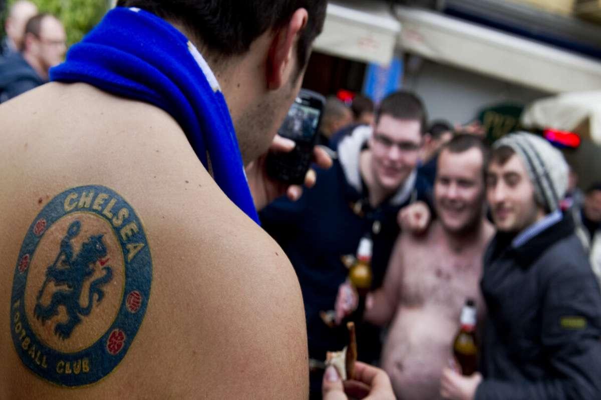 Tensione a Napoli: tifoso del Chelsea ferito durante la notte