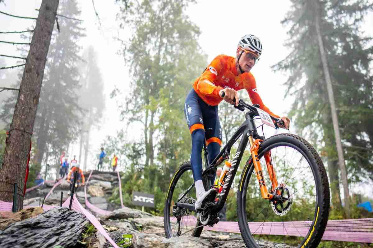 Van der Poel conquista il 21° successo consecutivo nel ciclocross: un cannibale in azione!