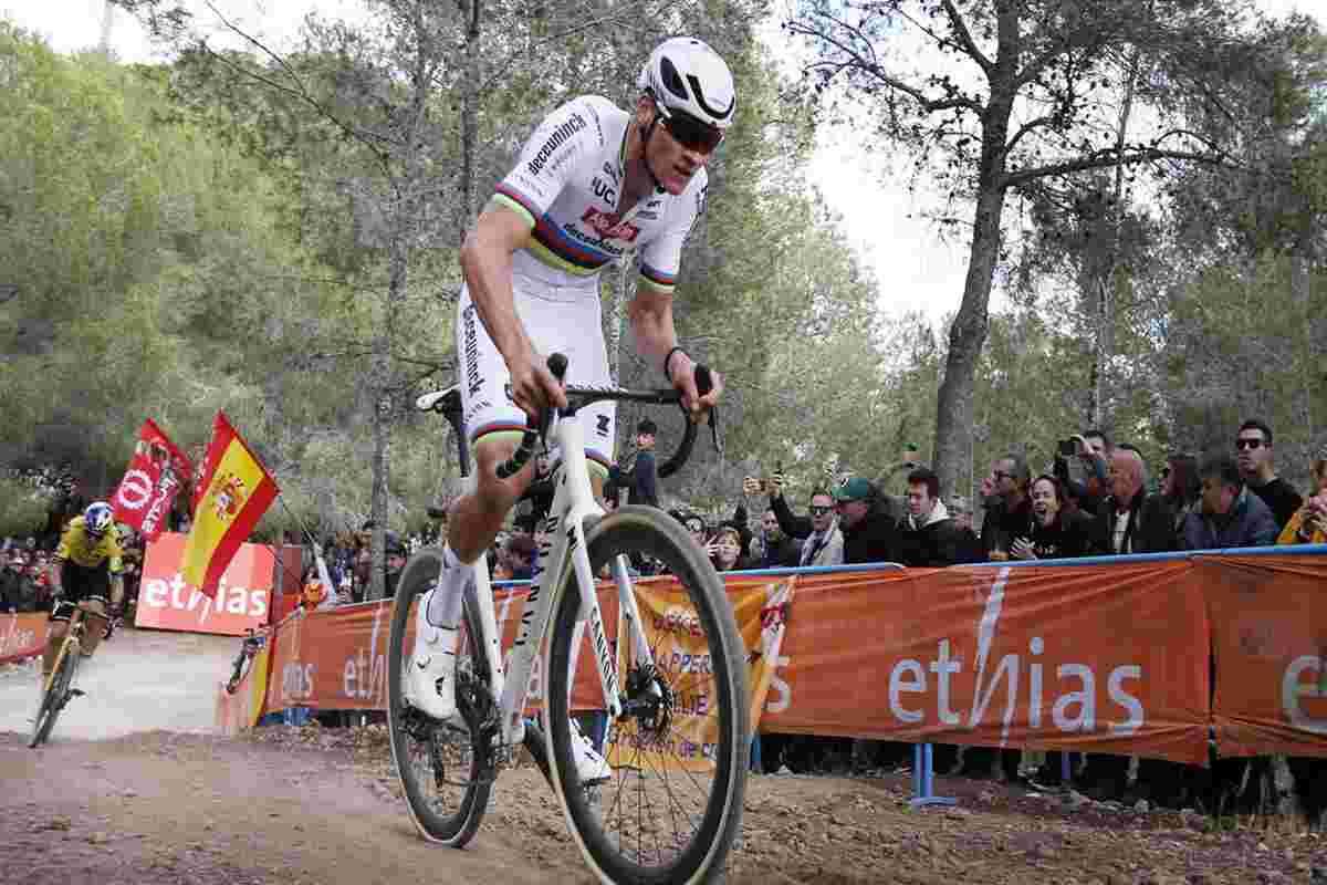Van der Poel trionfa sulla neve: una corsa di ciclocross da ricordare a Zonhoven