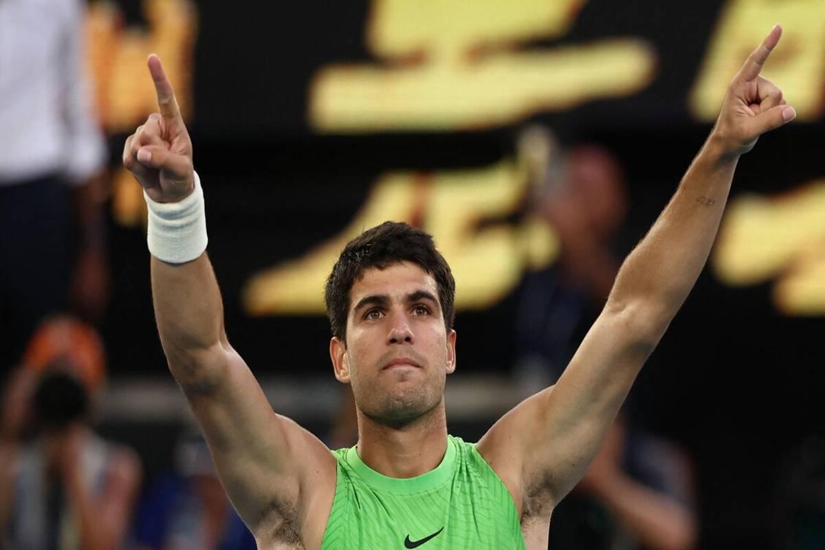 Zverev in una maratona epica, Alcaraz trema ma conquista la finale all'Australian Open