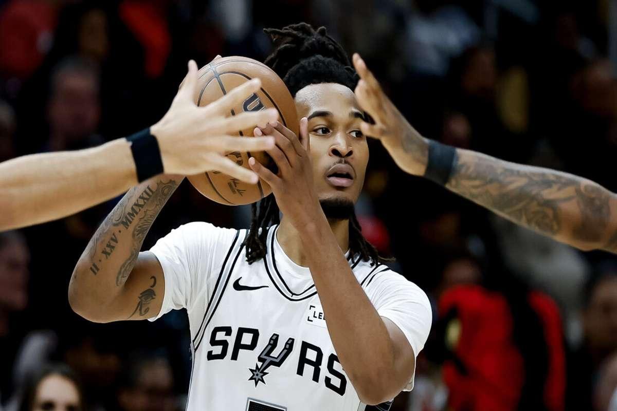 Castle inarrestabile: San Antonio supera Dallas in una sfida emozionante