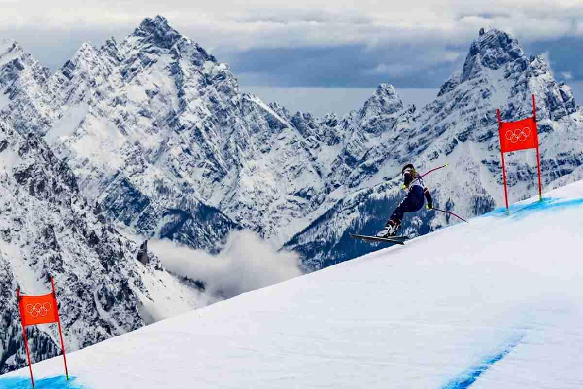 Elicottero in volo per salvare Vonn: la gara di Milano Cortina si ferma