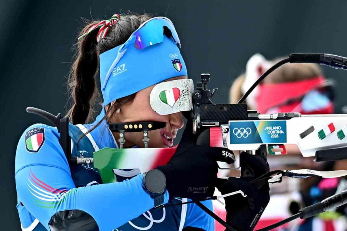 Francia trionfa nella 15 km di biathlon a Milano Cortina, deluse le azzurre