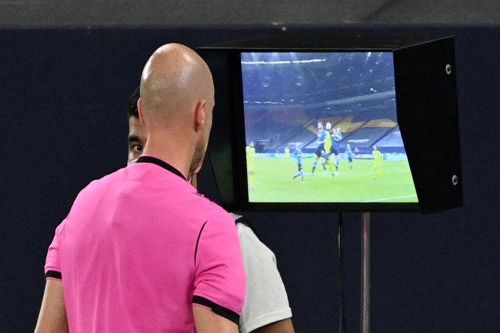 La Serie A difende l'arbitro: stop agli eccessi del Var
