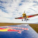 L'atleta Red Bull Costa conquista il mondo: atterra e decolla da un treno in movimento