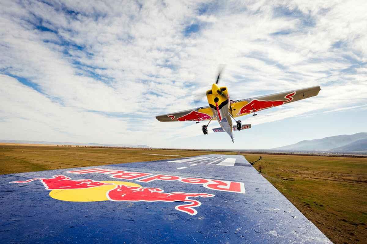 L'atleta Red Bull Costa conquista il mondo: atterra e decolla da un treno in movimento