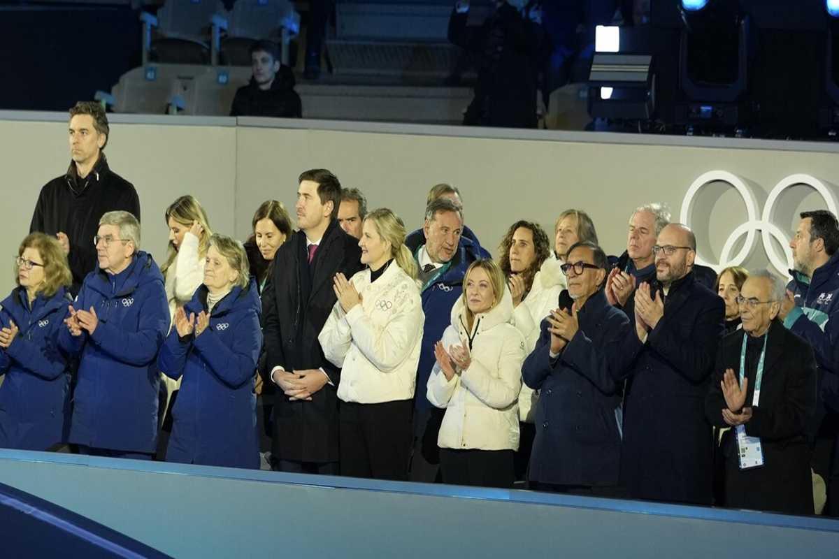 Milano Cortina cede il testimone: la bandiera olimpica vola verso le Alpi Francesi 2030