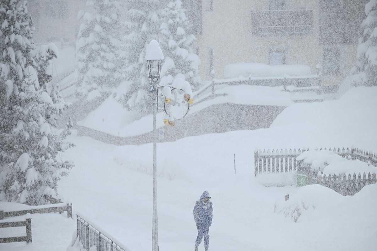 Milano Cortina: la neve paralizza il traffico e ritarda il curling