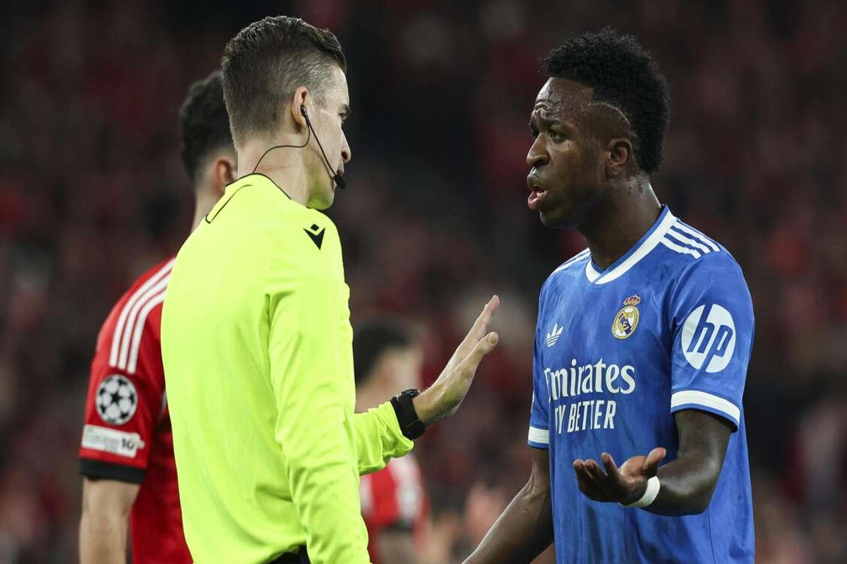 Razzismo in campo: la partita Benfica-Real interrotta per insulti a Vinicius