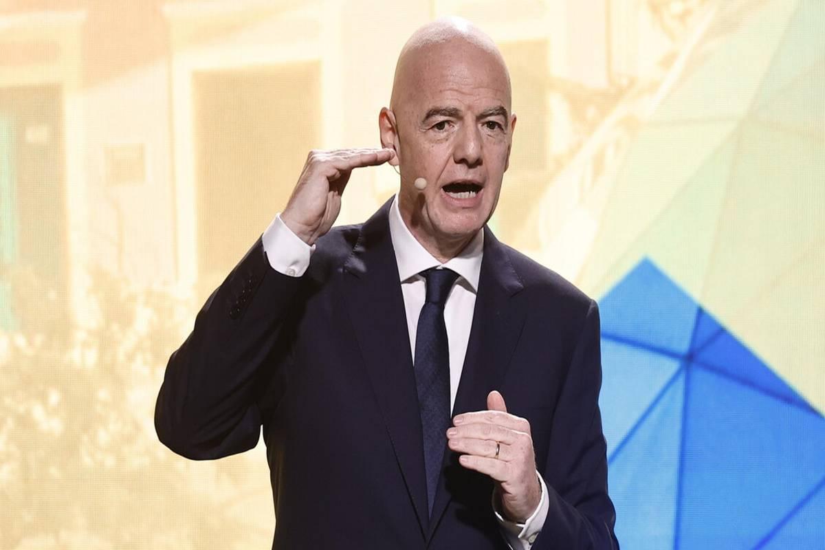 Infantino: squalificare i giocatori che si coprono la bocca?