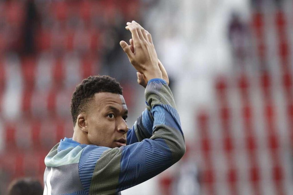 Mbappé torna in Francia per esami al ginocchio: buone notizie, niente operazione!